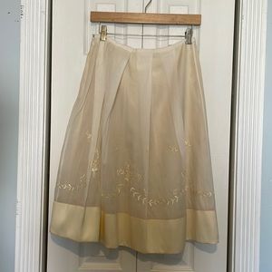 Beautiful Ann Taylor mid skirt. The skirt is lined and has silk embroidered.